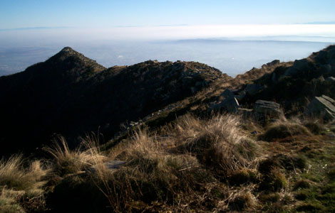 Colle della Colma - Monte BeccoColle della Colma - Monte Becco (Valle Oropa): Cimone ed alle sue spalle la pianura biellese 