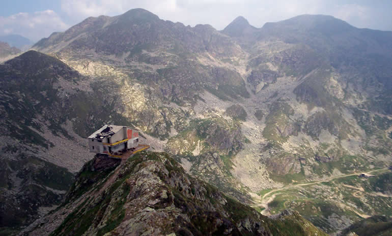 Oropa - Monte Mucrone (Valle Oropa): cresta del Mucrone e stazione di arrivo della funivia del Mucrone
