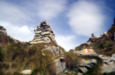 Punta Tre Vescovi (valle Cervo): ometto di pietre al colle della Mologna grande