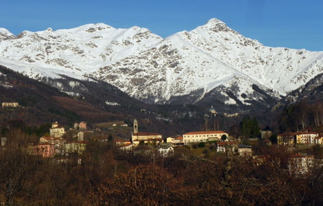 Biella - Oropa (Valle Oropa): Il Favaro con la testata della Valle Oropa ed il Monte Tovo