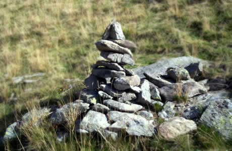 Cima dell'Asnass (Val Sessera): 
ometto di pietre lungo il percorso