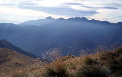 Cima delle Guardie (valle Cervo):cima delle Guardie la sagoma inconfondibile del Mucrone