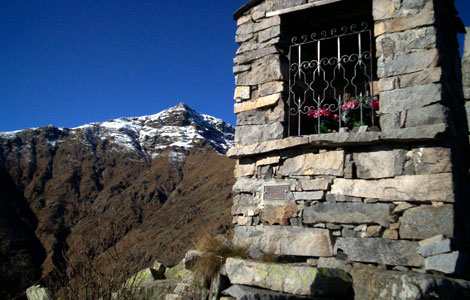 Colle della Colma - Monte Becco (Valle Oropa): cappella votiva e monte Tovo