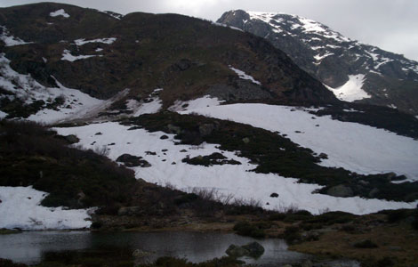 Lago della Mora (Valle Oropa): 
lago della Mora e parete sud del Mucrone