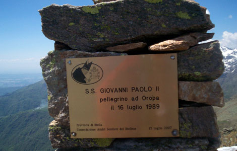 Lago della Mora (Valle Oropa): targa dedicata al papa Giovanni Paolo II