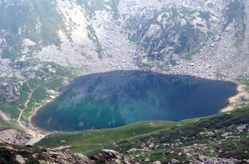 Lago del Rosso (Valle Oropa): verso il lago del Rosso verso il lago del Mucrone