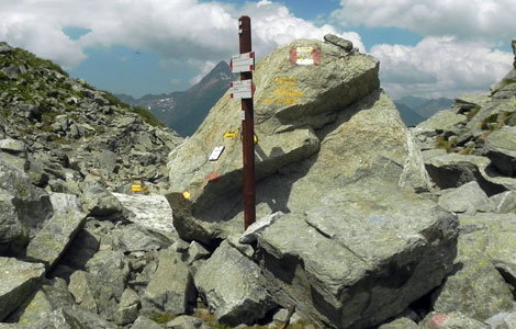 Lago della Vecchia (Valle Cervo): Ometto di pietre al colle