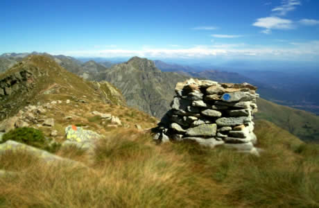 Colma del Mombarone (Valle Elvo): Ometto di pietre con segnavia delle alta via delle Alpi Biellesi
