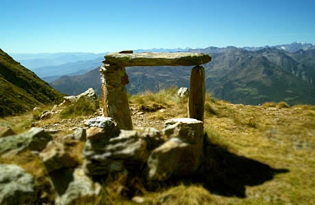 Colma del Mombarone (Valle Elvo): Ometto di pietre a forma di altare sulla vetta della Punta Tre Vescovi