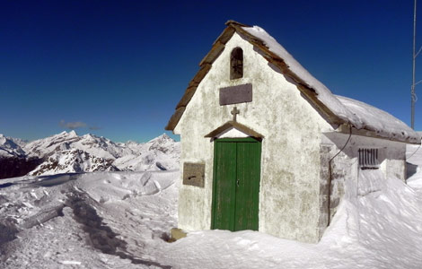 Monte Camino (Valle Oropa):   cappella in vetta al Monte Camino