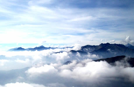 Monte Barone di Coggiola (Val Sessera): 
Verso le alpi biellesi, ben riconoscibile la sagoma del Mucrone,