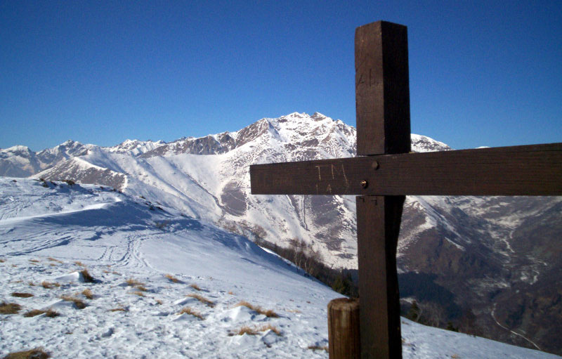 Monticchio (valle Cervo): croce di vetta verso la cima di Bò