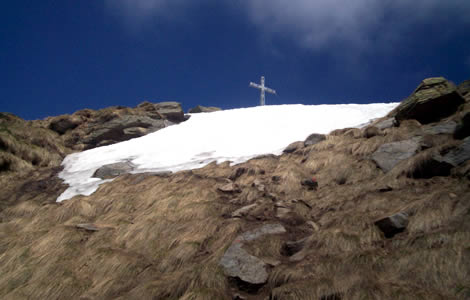 Monte Tovo (Valle Oropa): croce di vetta sul monte Tovo